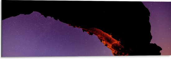 Dibond - Silhouet van Grote Rots onder Sterrenhemel met Paarse Gloed - 90x30 cm Foto op Aluminium (Wanddecoratie van metaal)