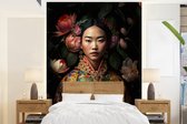 Behang - Fotobehang Vrouw - Asian - Kimono - Bloemen - Portret - Breedte 205 cm x hoogte 280 cm