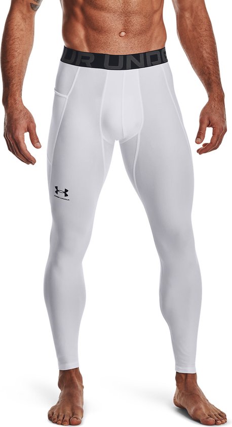 Man in witte sportlegging met zwarte band en logo, van voren gezien.