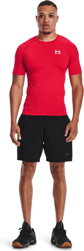 Man met rood sportshirt van Under Armour, korte mouwen, logo op borst.