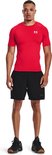 Man met rood sportshirt van Under Armour, korte mouwen, logo op borst.