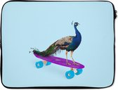 Laptophoes 15.6 inch - Pauw - Blauw - Skateboard - Dieren - Grappig - Laptop sleeve - Binnenmaat 39,5x29,5 cm - Zwarte achterkant