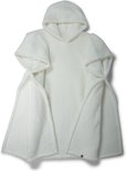 Een witte teddy hoodie deken, uitgevouwen, met de capuchon omhoog en de mouwen naar buiten gedraaid.