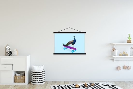 Posterhanger incl. Poster 90x60 cm - Schoolplaat - Pauw - Blauw - Skateboard - Dieren - Grappig - Textielposter - Zwarte latten