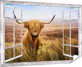 Gards Tuinposter Doorkijk Schotse Hooglander Koe in het Veld - 180x120 cm - Tuindoek - Tuindecoratie - Wanddecoratie buiten - Tuinschilderij