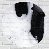 Muursticker Cirkel - Zwarte Laarzen in de Sneeuw - 80x80 cm Foto op Muursticker