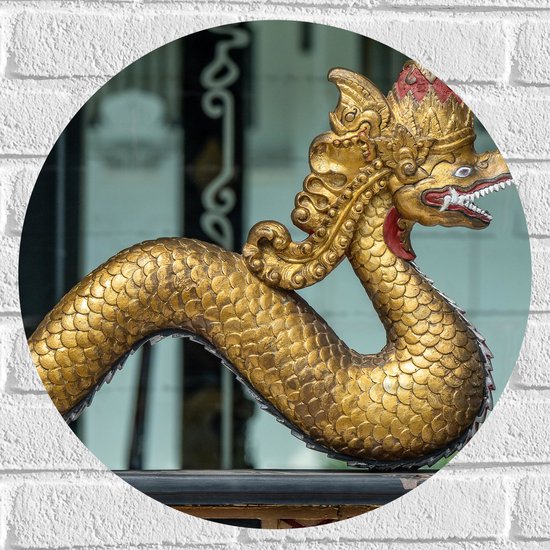 Muursticker Cirkel - Traditionele Chinese Gouden Draak op Rand van Balkon - 50x50 cm Foto op Muursticker