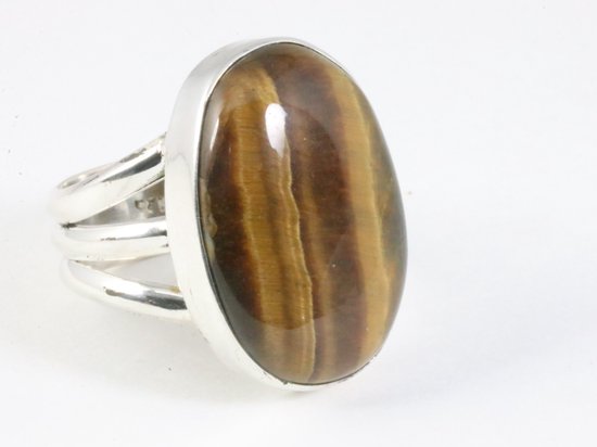 Zilveren ring met een grote ovale, bruin gestreepte tijgeroogsteen.