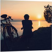 Vlag - Silhouet van Rustende Fietser met Fiets aan het Water bij Zonsondergang - 80x80 cm Foto op Polyester Vlag