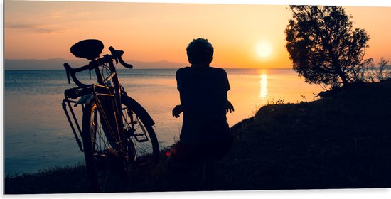 Dibond - Silhouet van Rustende Fietser met Fiets aan het Water bij Zonsondergang - 100x50 cm Foto op Aluminium (Met Ophangsysteem)