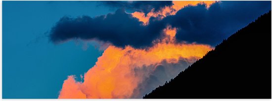 Poster Glanzend – Lichte en Donkere Wolken in de Lucht achter Berg - 60x20 cm Foto op Posterpapier met Glanzende Afwerking