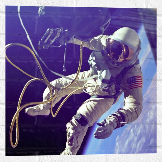 Muursticker - Astronaut Zwevend in de Buurt van de Aarde - 50x50 cm Foto op Muursticker