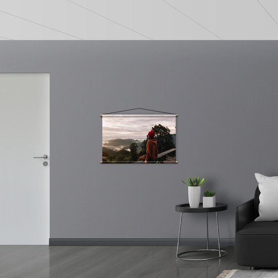 WallClassics - Affiche textile - Femme sur balustrade sur Berg avec vue sur paysage naturel - 90x60 cm Photo sur textile