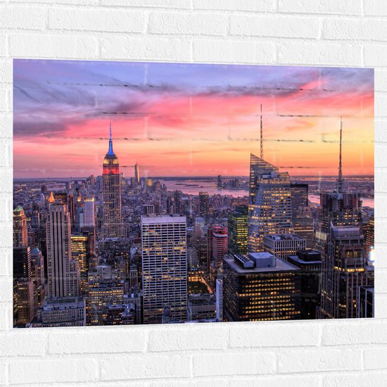WallClassics - Muursticker - Uitzicht over de Stad New York bij Zonsopkomst - 100x75 cm Foto op Muursticker