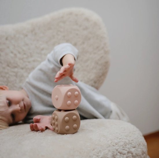 Muhie Dice Press Toy - Dried Thyme / Natural van Konges Slojd — afbeelding 2