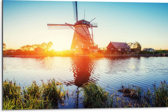 WallClassics - Dibond - Zonlicht langs Hollandse Molen aan het Water - 75x50 cm Foto op Aluminium (Wanddecoratie van metaal)