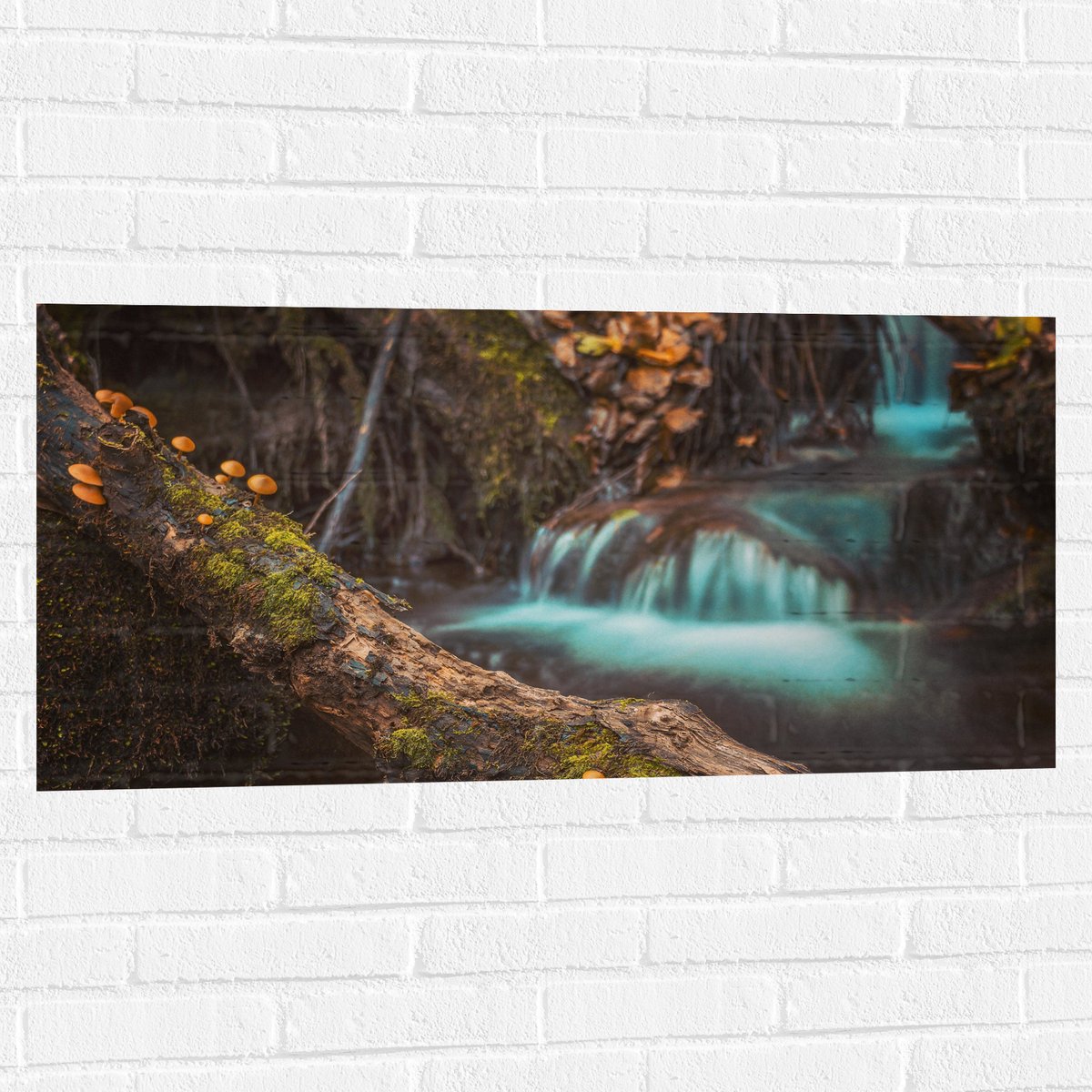 Muursticker - Smalle Boomstam voor Rustige Waterval - 100x50 cm Foto op Muursticker