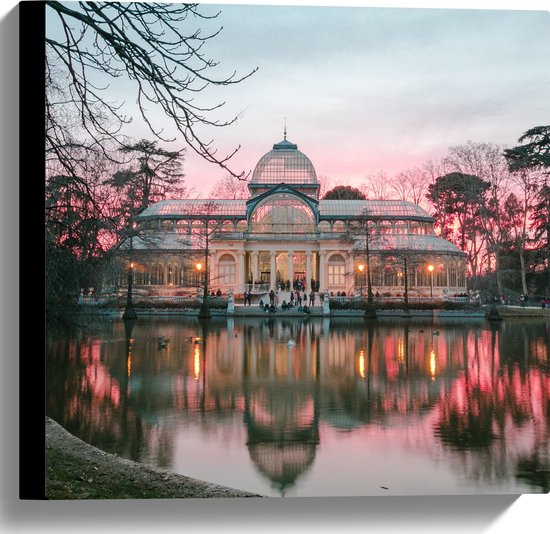 Canvas - Gebouw in Park met Roze Zonsondergang - 40x40 cm Foto op Canvas Schilderij (Wanddecoratie op Canvas)