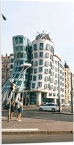 Acrylglas - Dansend Huis in Praag, Tsjechië - 50x100 cm Foto op Acrylglas (Met Ophangsysteem)