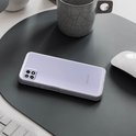 Lichtpaarse Samsung Galaxy A22 5G met transparant hoesje, op een bureau met mok en muis.