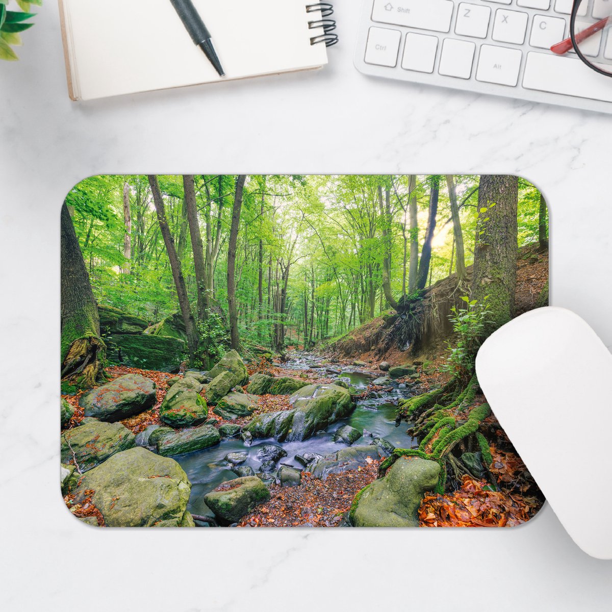 Muismat - Groen Bos met Stromend Beekje omringd door Stenen - 25x18 cm - 2 mm Dik - Muismat van Vinyl