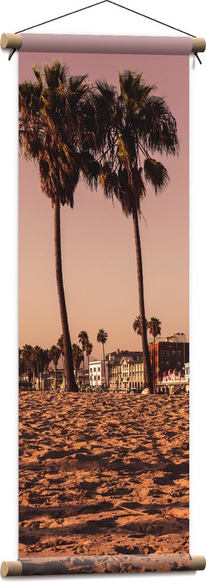 WallClassics - Textielposter - Duo Palmbomen in het Zand van Strand - 30x90 cm Foto op Textiel