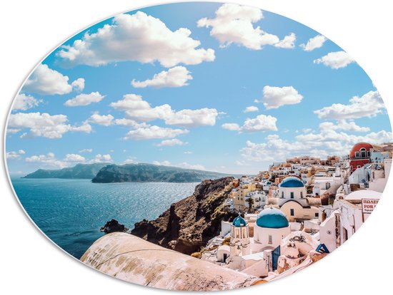WallClassics - PVC Schuimplaat Ovaal - Klassiek Witte Huisjes in Santorini - 68x51 cm Foto op Ovaal (Met Ophangsysteem)