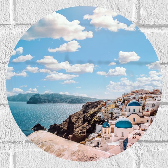 WallClassics - Muursticker Cirkel - Klassiek Witte Huisjes in Santorini - 30x30 cm Foto op Muursticker