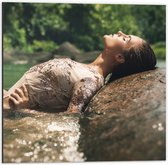 Dibond - Poserende Vrouw in Glitter Zwemkleding in Rivier - 50x50 cm Foto op Aluminium (Wanddecoratie van metaal)