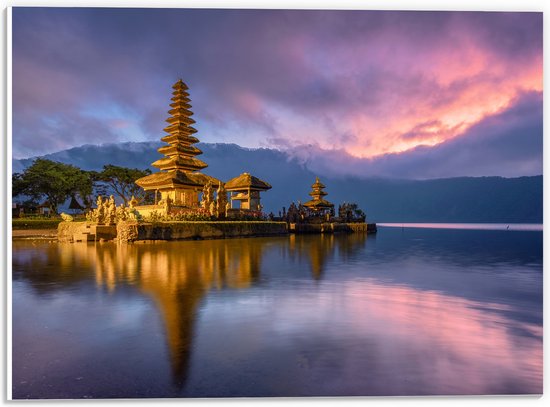 PVC Schuimplaat- Gouden Lagen Pura Ulun Danu Bratan Tempel langs het Meer in Indonesië - 40x30 cm Foto op PVC Schuimplaat