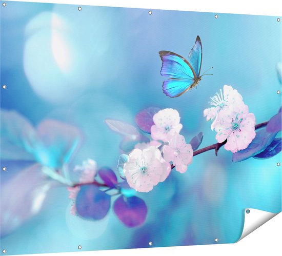Un papillon bleu flotte au-dessus de fleurs roses sur une branche, sur un fond bleu doux et flou.