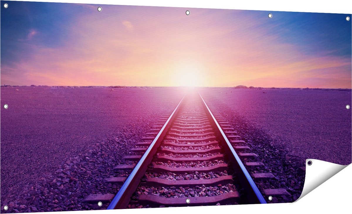 Gards Tuinposter Rails Spoorweg in de Woestijn bij Zonondergang - 160x80 cm - Tuindoek - Tuindecoratie - Wanddecoratie buiten - Tuinschilderij Multikleur