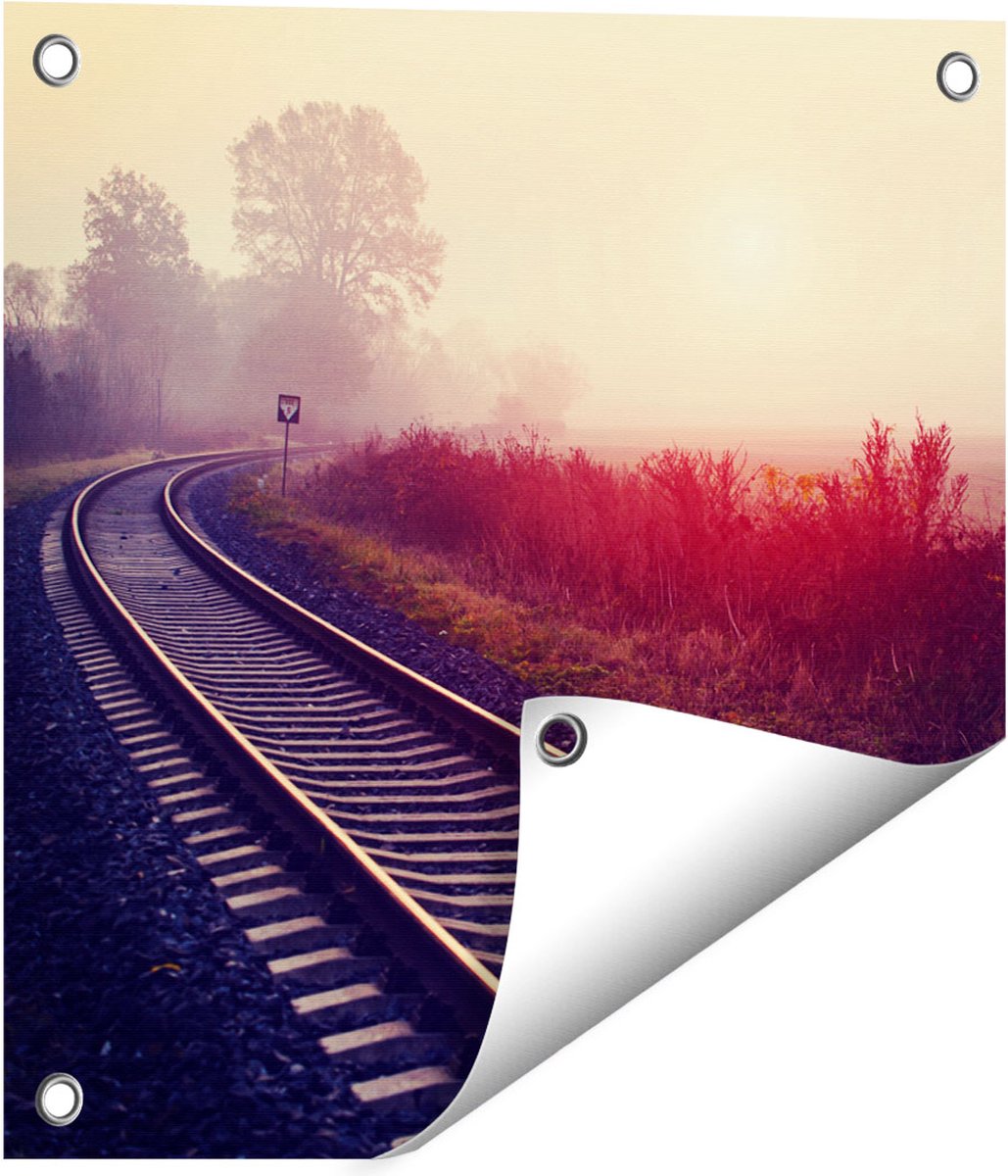 Gards Tuinposter Spoorweg Rails tijdens de Herfst met Mist - 40x40 cm - Tuindoek - Tuindecoratie - Wanddecoratie buiten - Tuinschilderij Multikleur