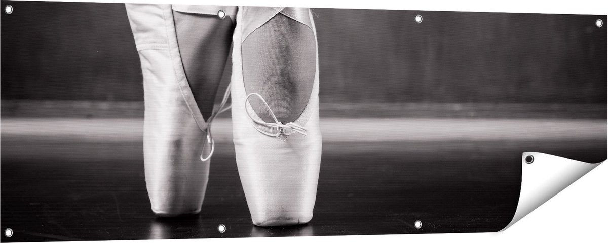 Gards Tuinposter Ballet Schoenen van een Ballerina - Zwart Wit - 150x50 cm - Tuindoek - Tuindecoratie - Wanddecoratie buiten - Tuinschilderij Multikleur