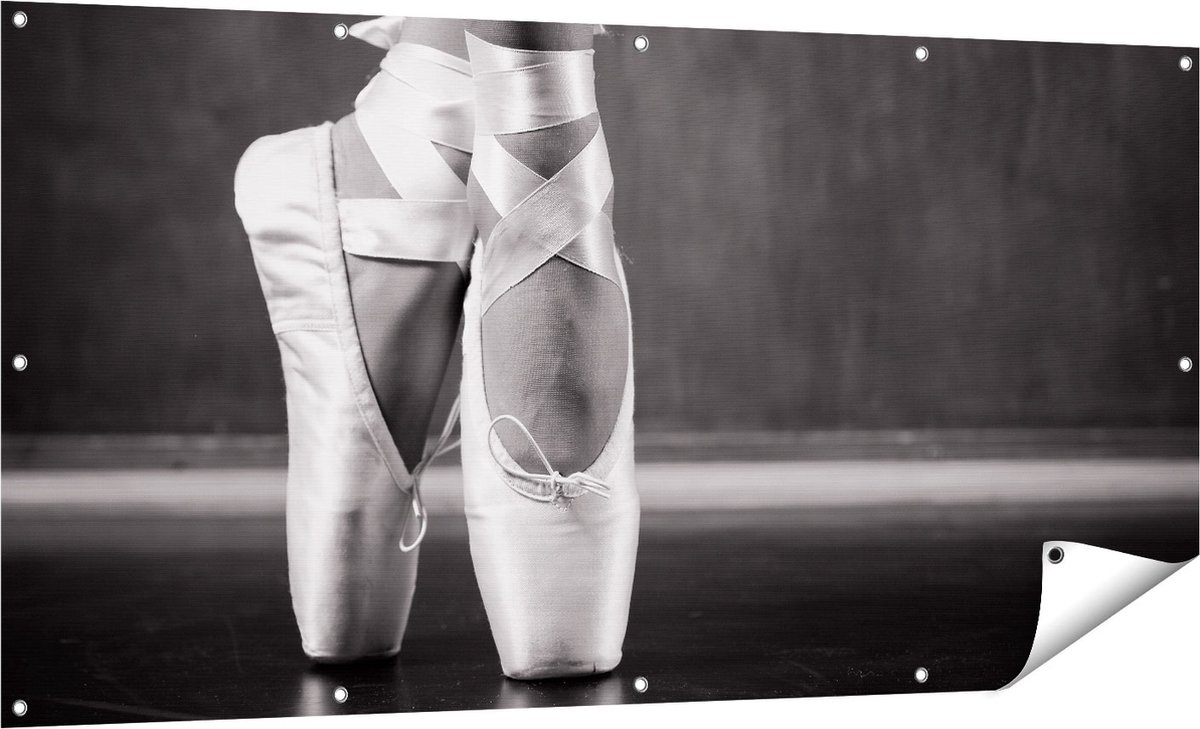 Gards Tuinposter Ballet Schoenen van een Ballerina - Zwart Wit - 160x80 cm - Tuindoek - Tuindecoratie - Wanddecoratie buiten - Tuinschilderij Multikleur