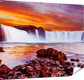 Gards Tuinposter Waterval bij een Oranje Hemel - 150x120 cm - Tuindoek - Tuindecoratie - Wanddecoratie buiten - Tuinschilderij