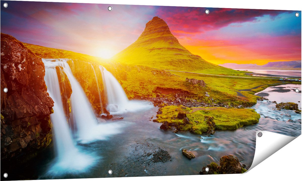 Gards Tuinposter Waterval bij een Vulkaan met Zonsondergang - 140x70 cm - Tuindoek - Tuindecoratie - Wanddecoratie buiten - Tuinschilderij Multikleur