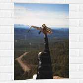 Muursticker - Man met Trompet aan de Rand van Cliff met Uitzicht - 50x75 cm Foto op Muursticker