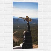 Muursticker - Man met Trompet aan de Rand van Cliff met Uitzicht - 50x100 cm Foto op Muursticker