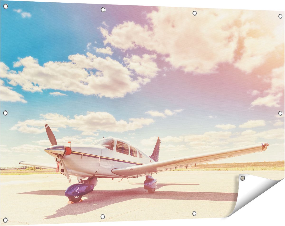 Gards Tuinposter Gelande Vliegtuig op de Luchthaven - 120x80 cm - Tuindoek - Tuindecoratie - Wanddecoratie buiten - Tuinschilderij Multikleur