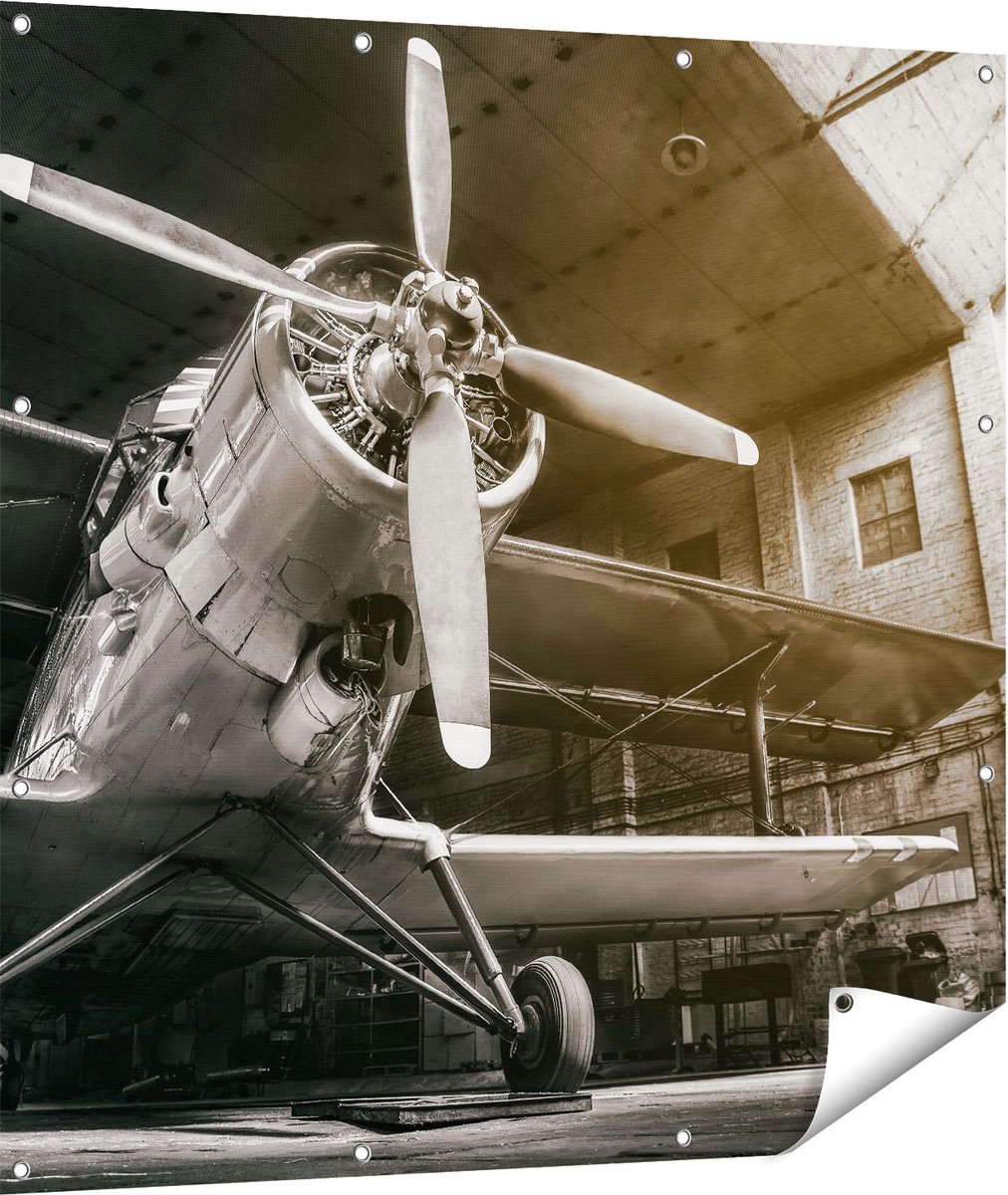 Gards Tuinposter Oud Vliegtuig in een Hangar - Zwart Wit - 110x110 cm - Tuindoek - Tuindecoratie - Wanddecoratie buiten - Tuinschilderij Multikleur