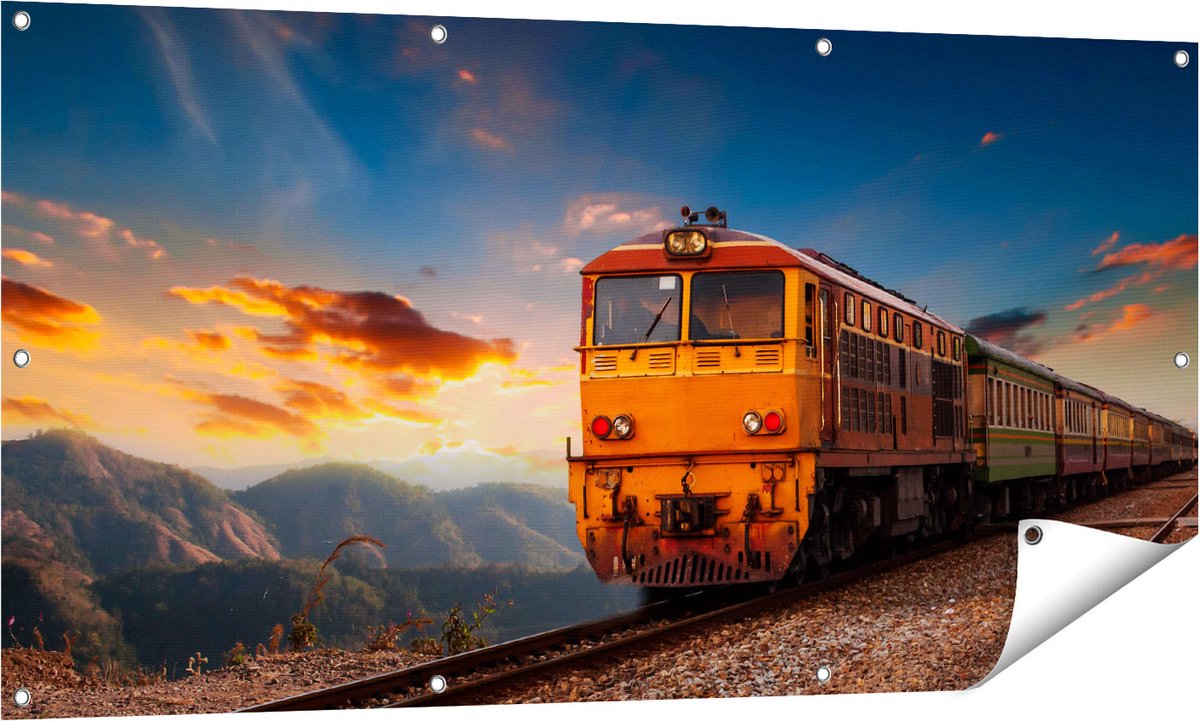 Gards Tuinposter Trein tussen de Bergen in Thailand - 140x70 cm - Tuindoek - Tuindecoratie - Wanddecoratie buiten - Tuinschilderij Multikleur