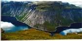 Acrylglas - Kalm Meer tussen de Hoge Bergen vol Groen Mos - 100x50 cm Foto op Acrylglas (Wanddecoratie op Acrylaat)
