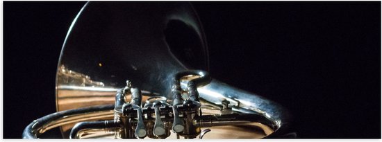 Poster Glanzend – Liggend Goud Blaas Instrument tegen Zwarte Achtergrond - 60x20 cm Foto op Posterpapier met Glanzende Afwerking