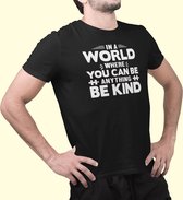 Rick & Rich - T-Shirt In A World, Be Kind - T-Shirt Autisme - T-Shirt Autisme - Chemise Zwart - T-shirt avec imprimé - Chemise à col rond - T-shirt avec citation - T-shirt Homme - T chemise col rond - T-shirt taille XL