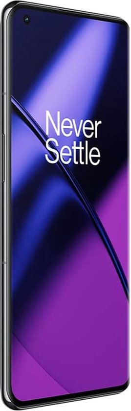 Zijprofiel van een zwarte OnePlus smartphone met een paars, blauw en wit 'Never Settle' wallpaper.