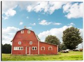 Dibond - Rode Boerderij op het Platteland met Bomen - 40x30 cm Foto op Aluminium (Met Ophangsysteem)