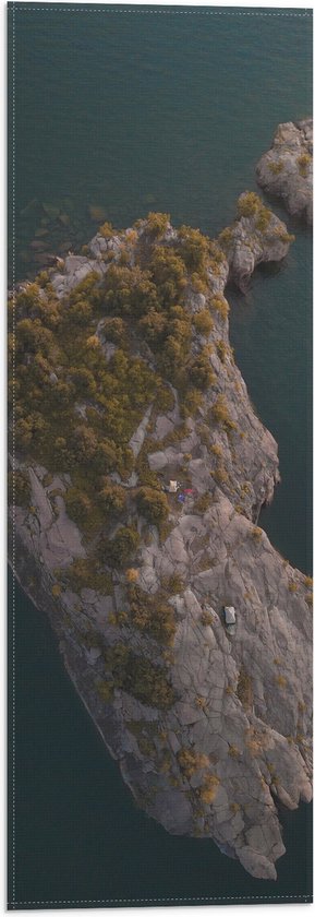 WallClassics - Vlag - Stenen Eiland in de Zee - 20x60 cm Foto op Polyester Vlag