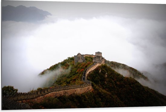 Dibond - Mist bij Berg met Chinese Muur - 105x70 cm Foto op Aluminium (Wanddecoratie van metaal)