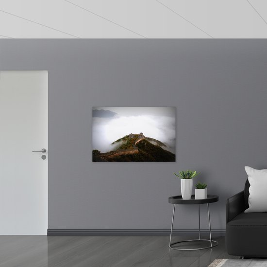 Dibond - Mist bij Berg met Chinese Muur - 105x70 cm Foto op Aluminium (Wanddecoratie van metaal)